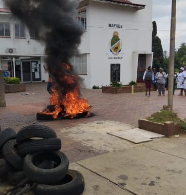 Mafube Municipal Workers Erupt in Protest, Accuse ANC-Led Municipality of Prioritizing Contractors Over Unpaid Salaries