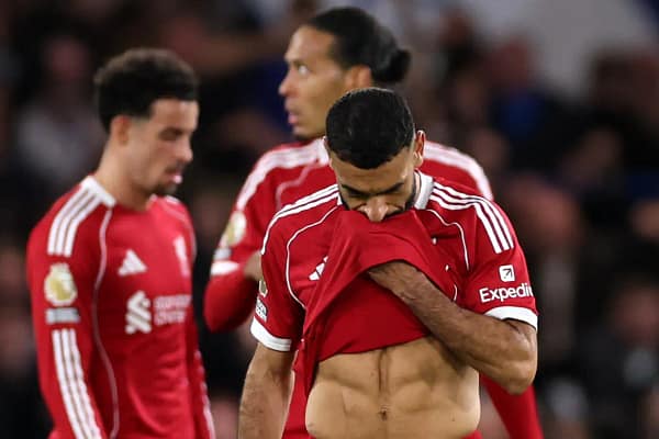 A Title Defense Unraveling: Liverpool’s “Mini-Crisis” Deepens as Late Chelsea Winner Sends Arsenal Top